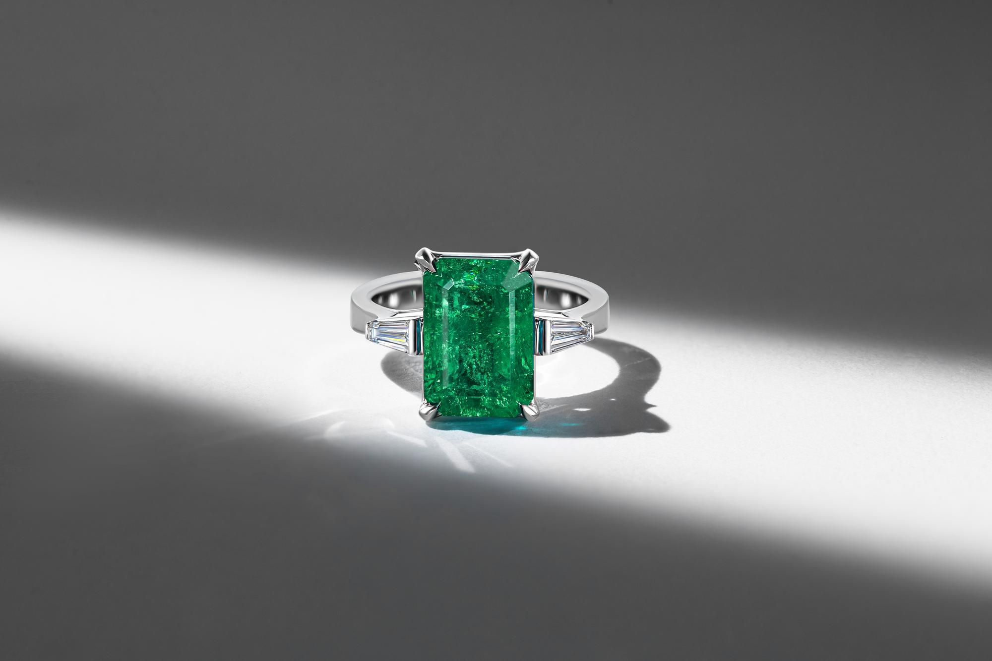 Кольцо с изумрудом и тапер-багетами