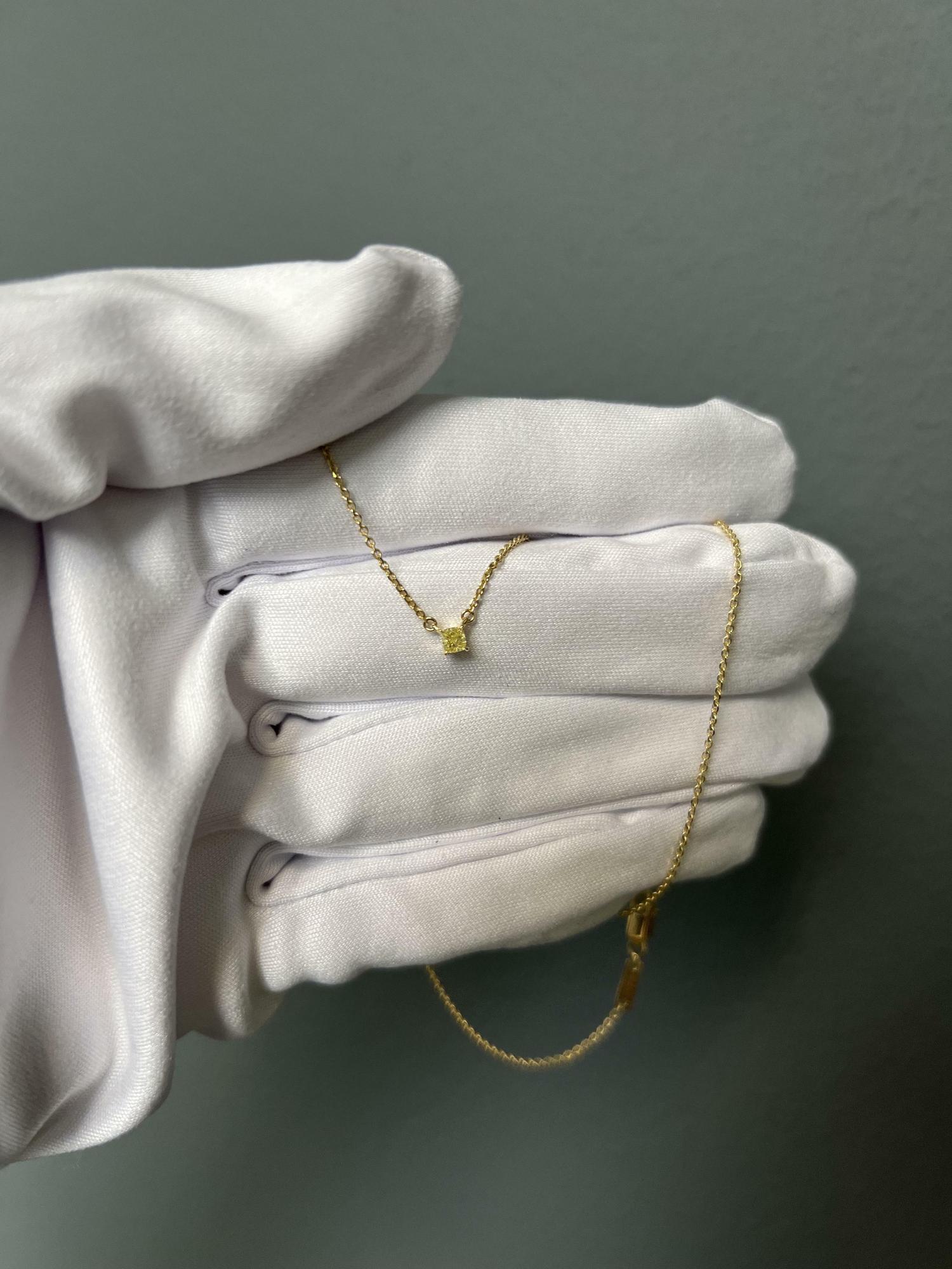 Подвеска с небольшим желтым бриллиантом