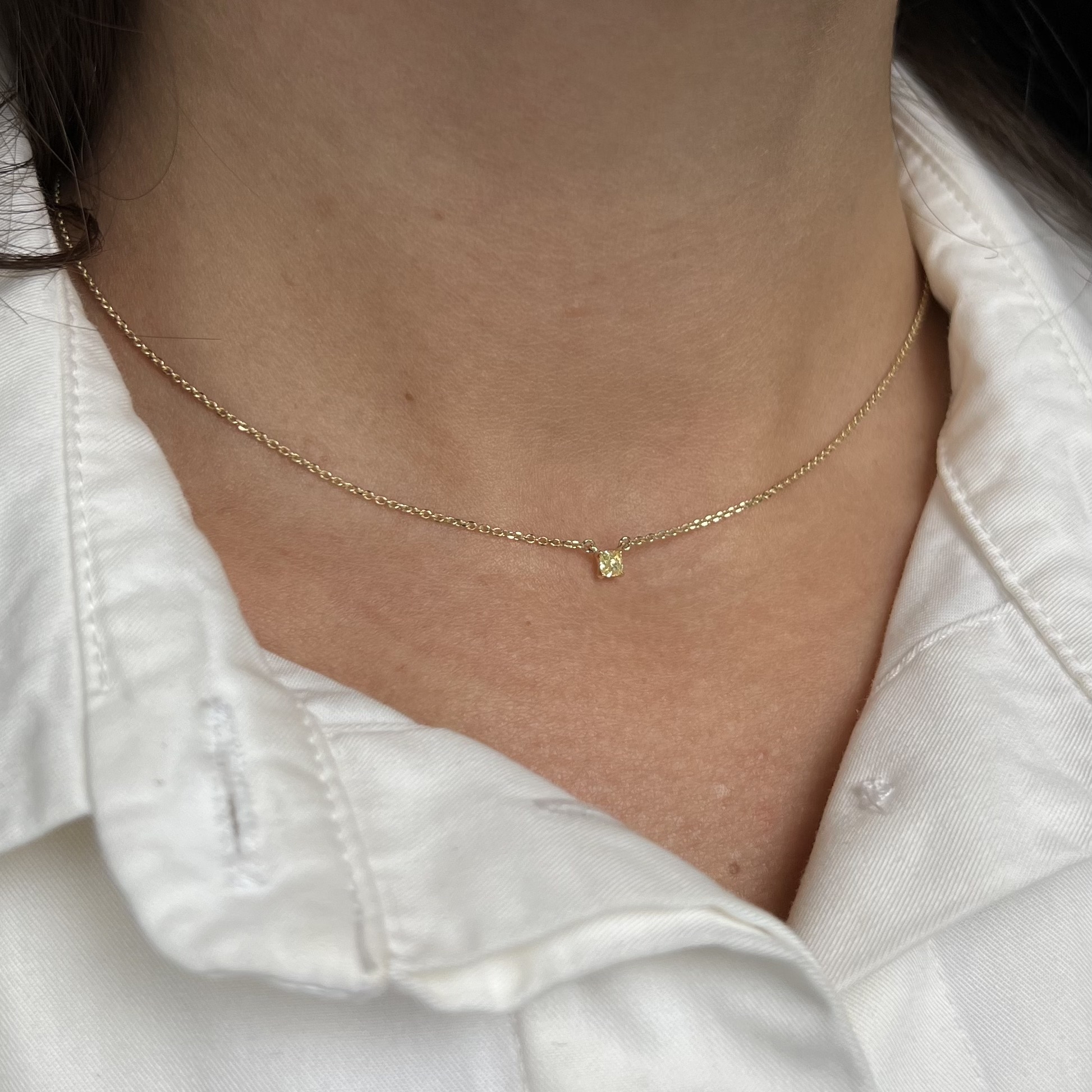 Подвеска с небольшим желтым бриллиантом