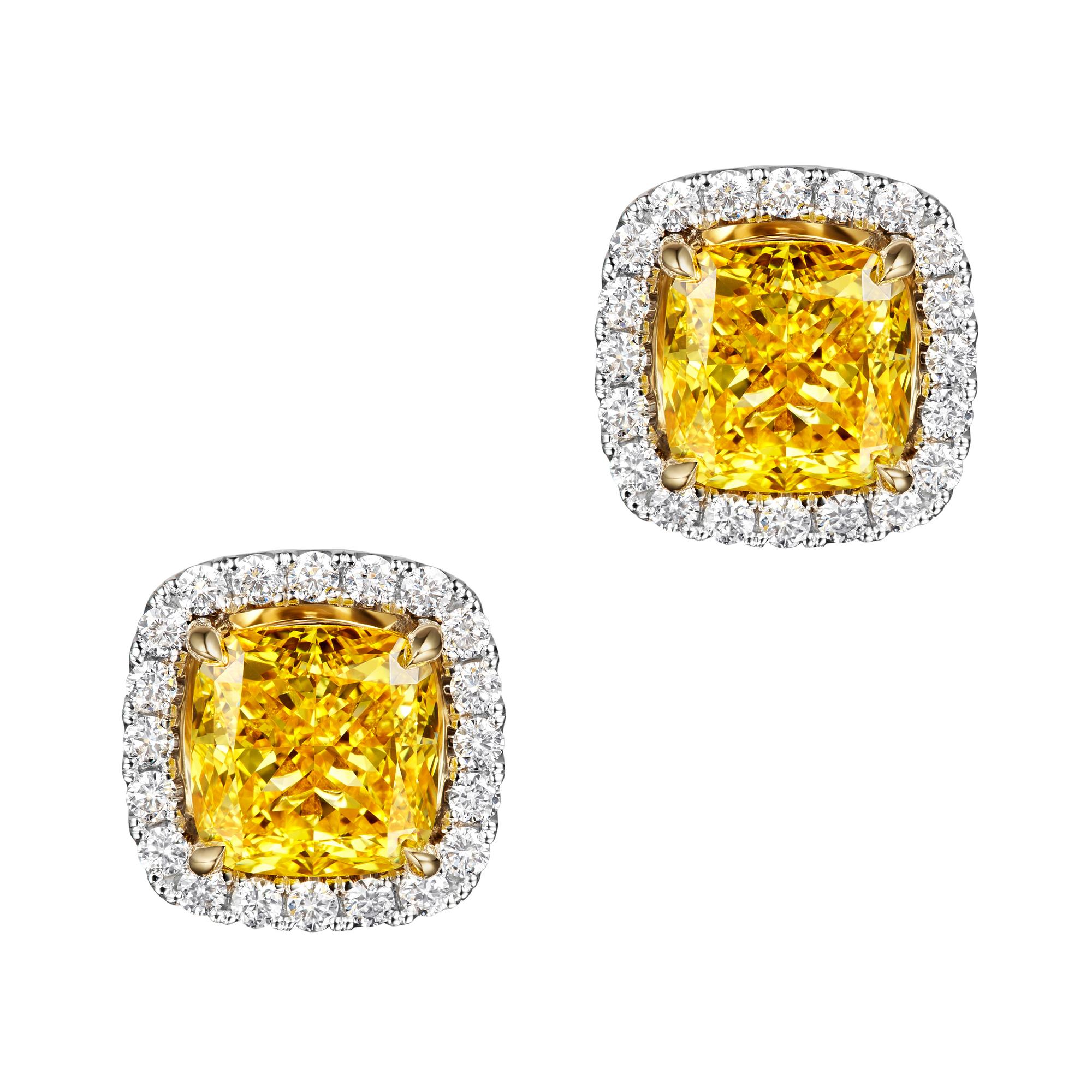 Серьги пусеты с желтыми бриллиантами и бриллиантовой окантовкой