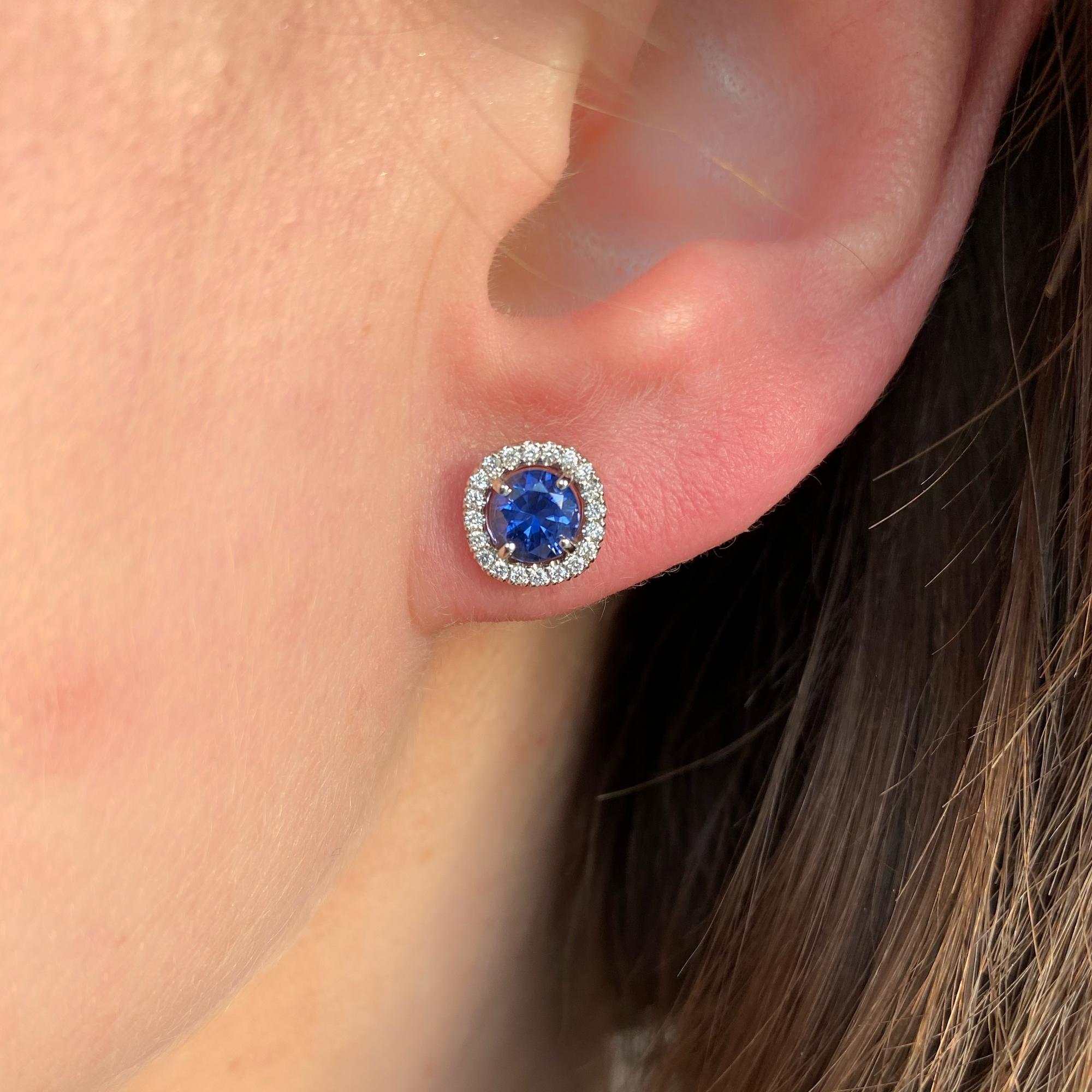 Серьги пусеты с синими сапфирами с бриллиантовой окантовкой