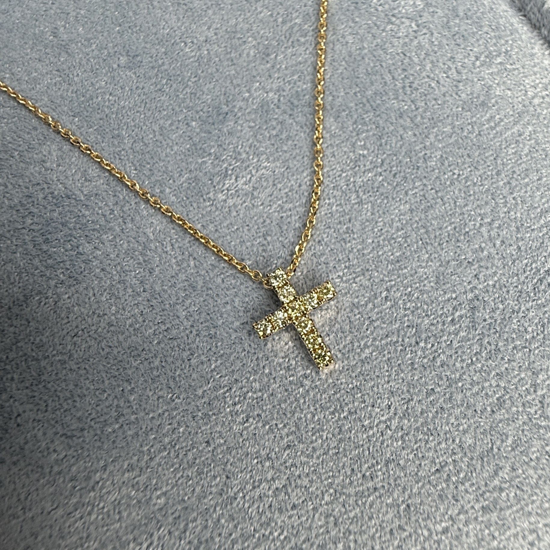 Крестик с желтыми бриллиантами