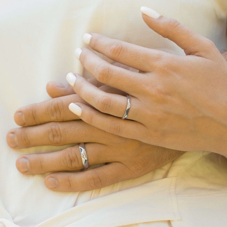 Обручальные кольца с плавными гранями