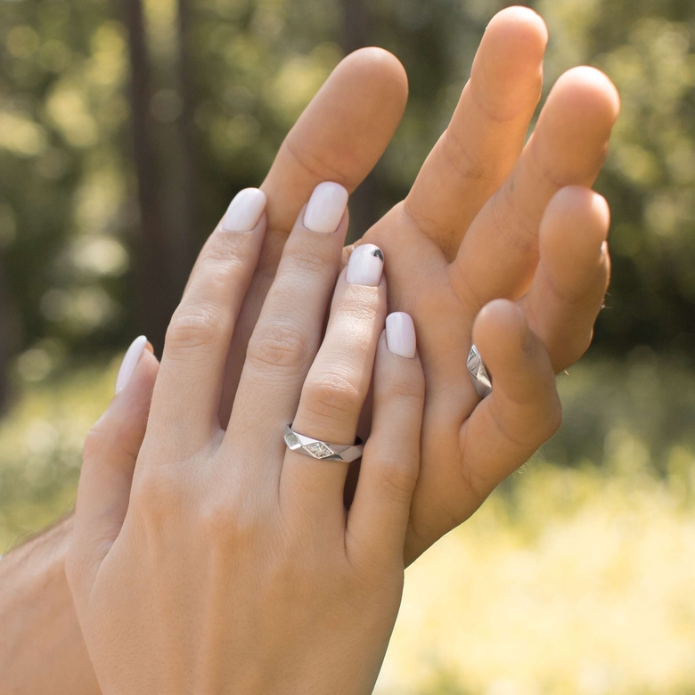 Обручальные кольца с симметричными гранями