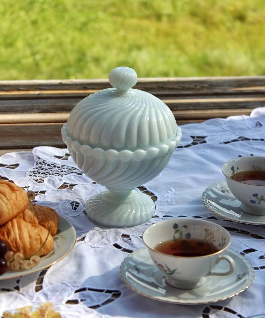 Конфетница из молочного стекла