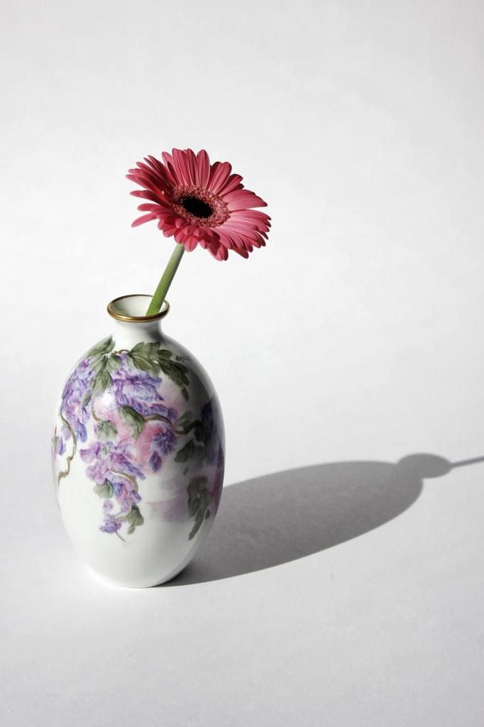 Фарфоровая ваза с ручной росписью