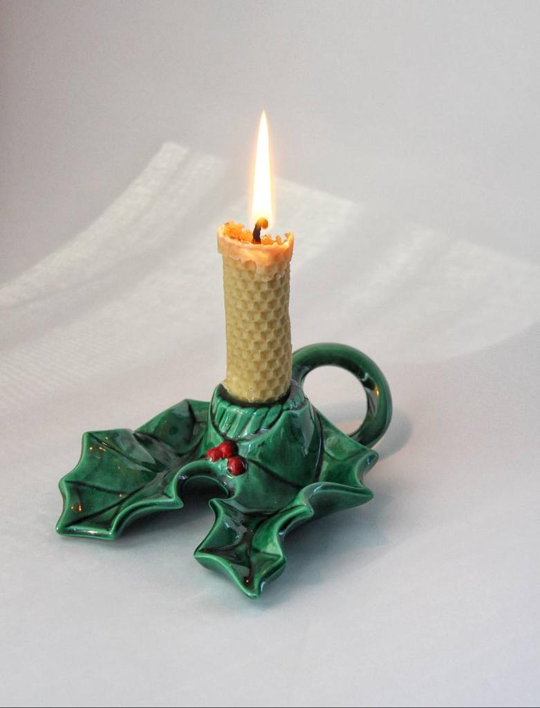 Пара рождественских подсвечников