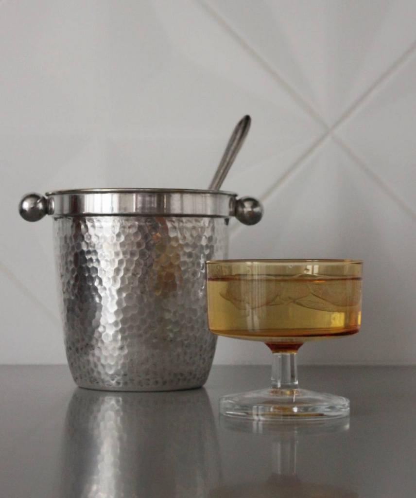 Ведро для льда с чеканкой