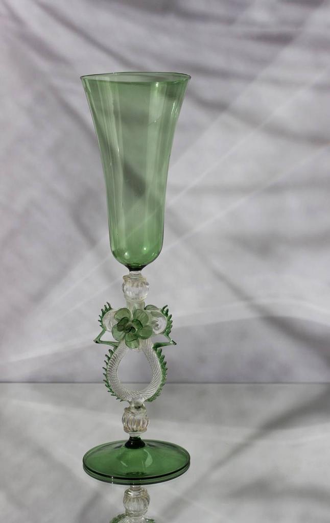 Венецианский бокал на фигурной ножке