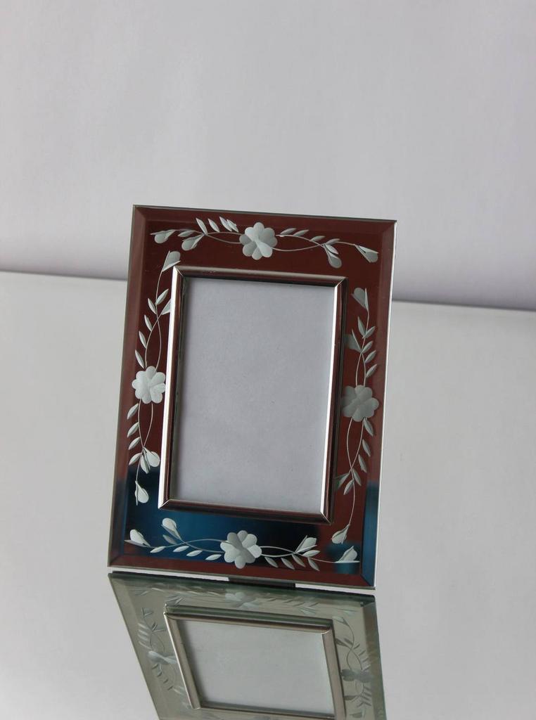 Зеркальная фоторамка с гравировкой