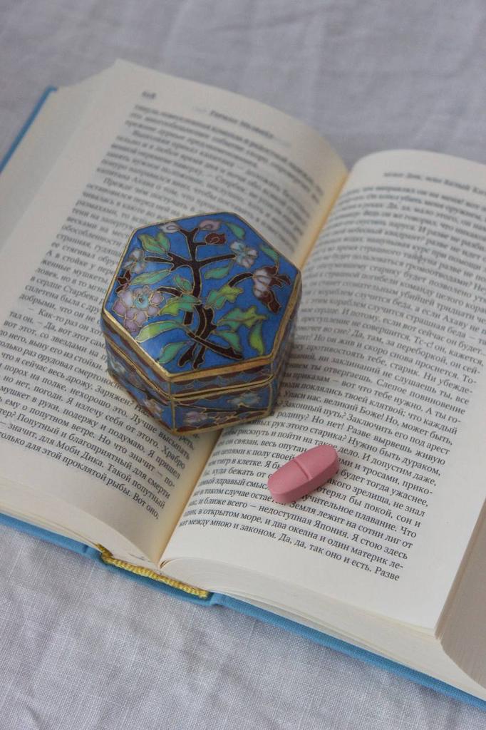 Таблетница-шкатулка в технике клуазоне