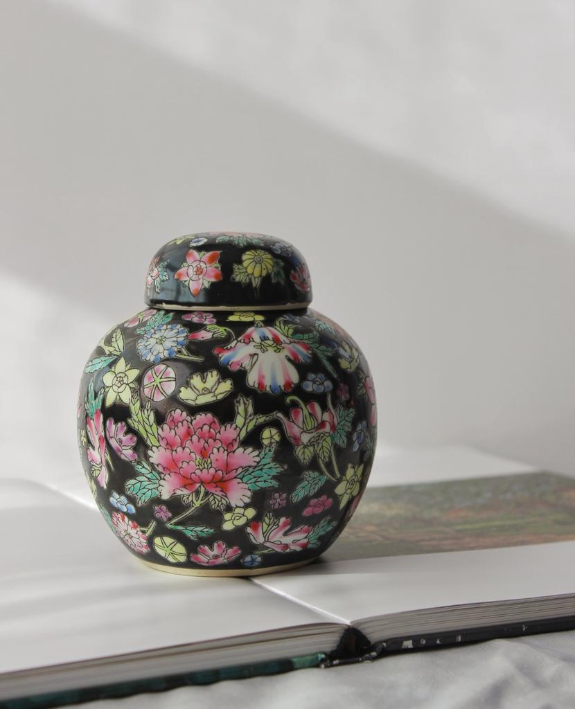 Керамическая китайская баночка