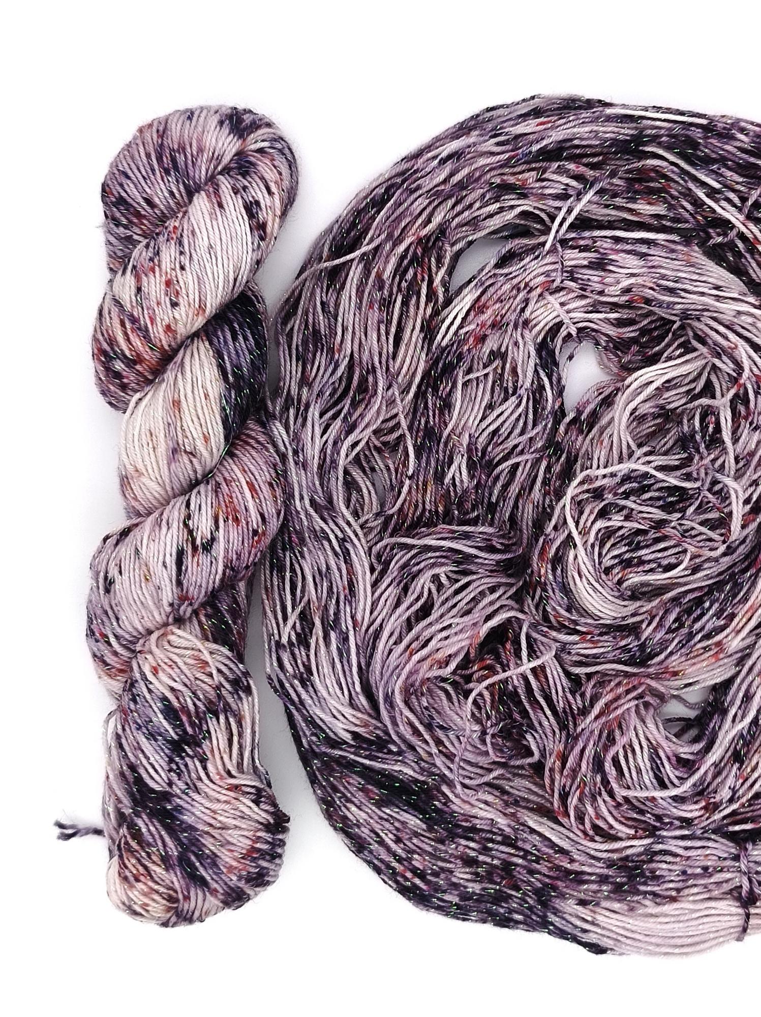 Меринос 19 мкн 73%, нейлон 23%, люрекс 4%, 50 гр/200 м, 105400