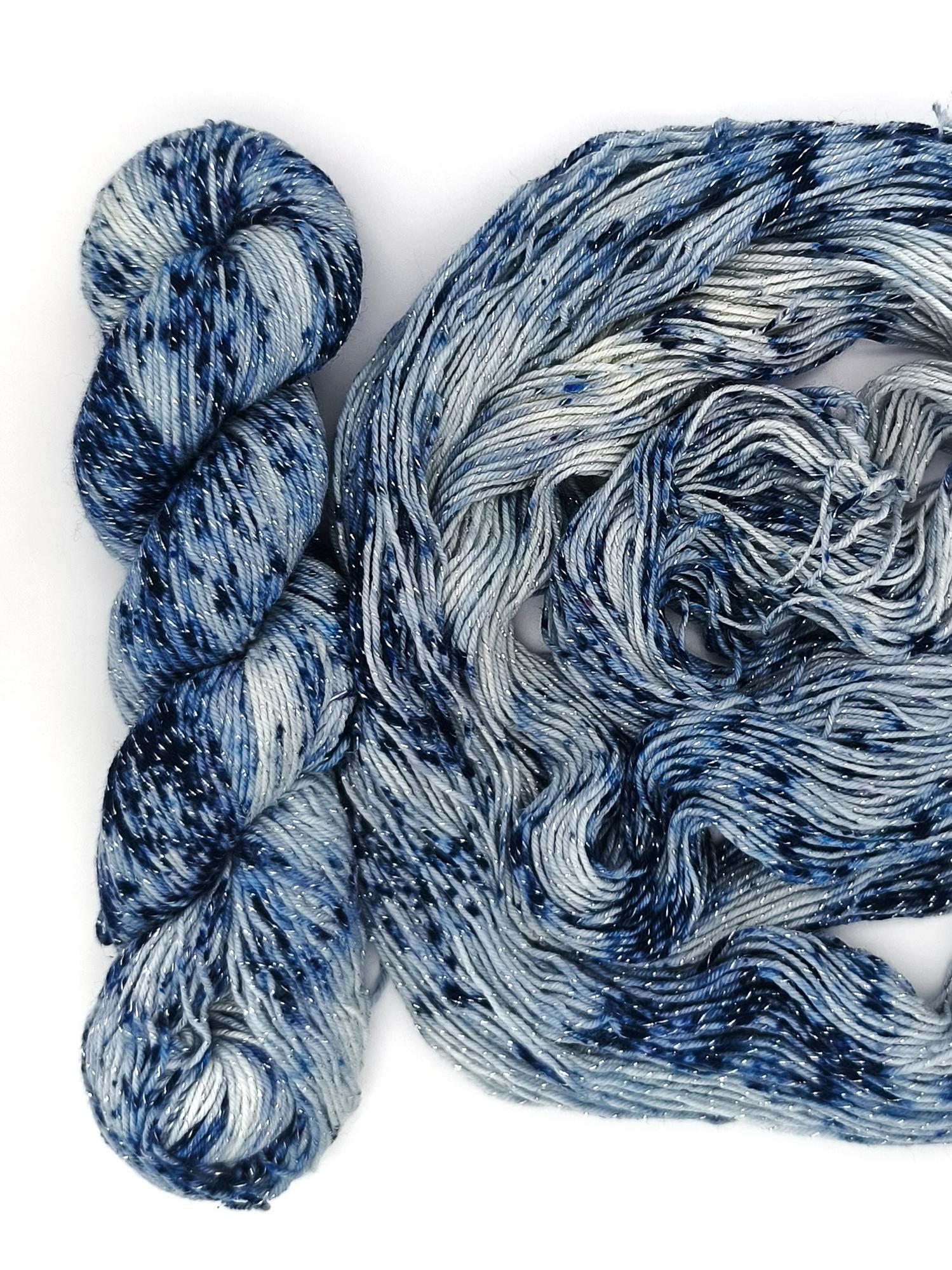 Меринос 19 мкн 73%, нейлон 23%, люрекс 4%, 50 гр/200 м, 111400