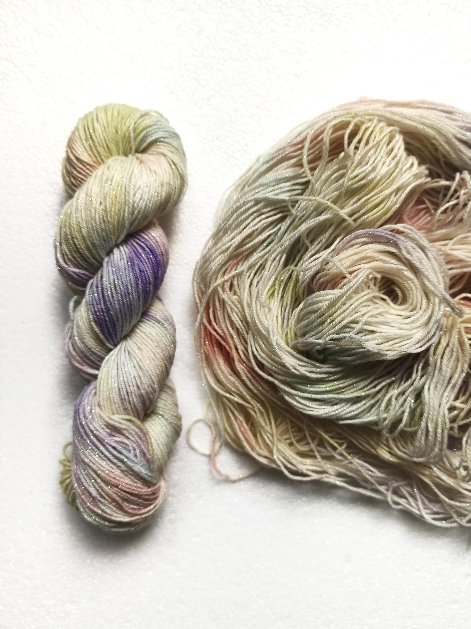 Меринос 19 мкн 73%, нейлон 23%, люрекс 4%, 50 гр/200 м