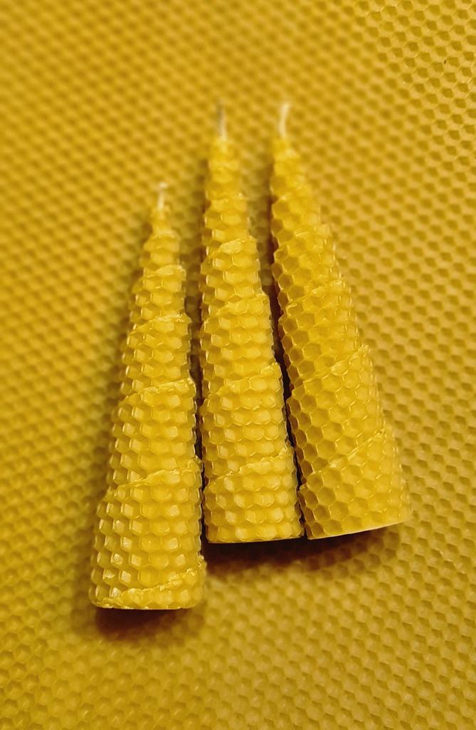 Свеча из вощины Ёлочка