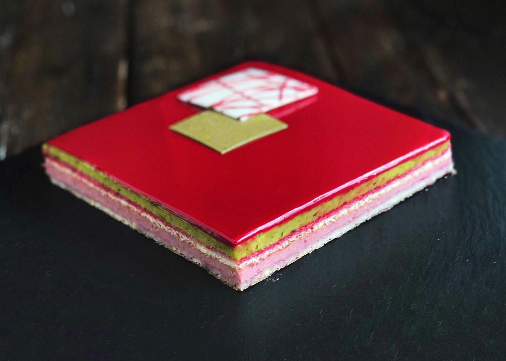 торт опера малина фисташка