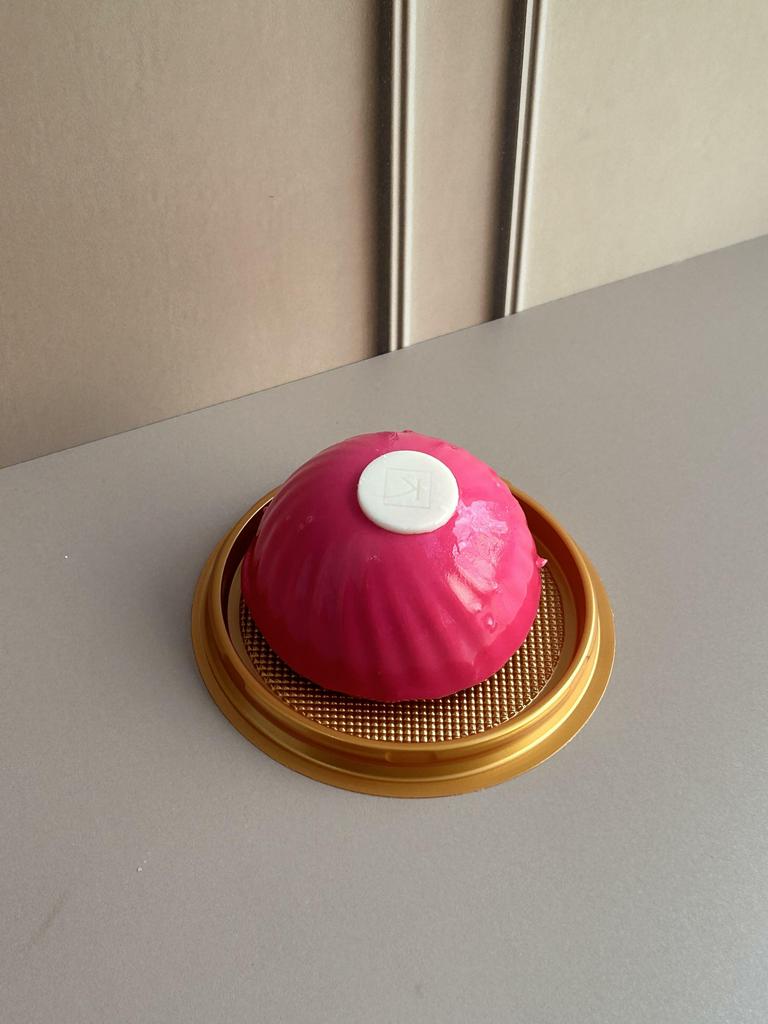 Пирожное малина-матча-намелака