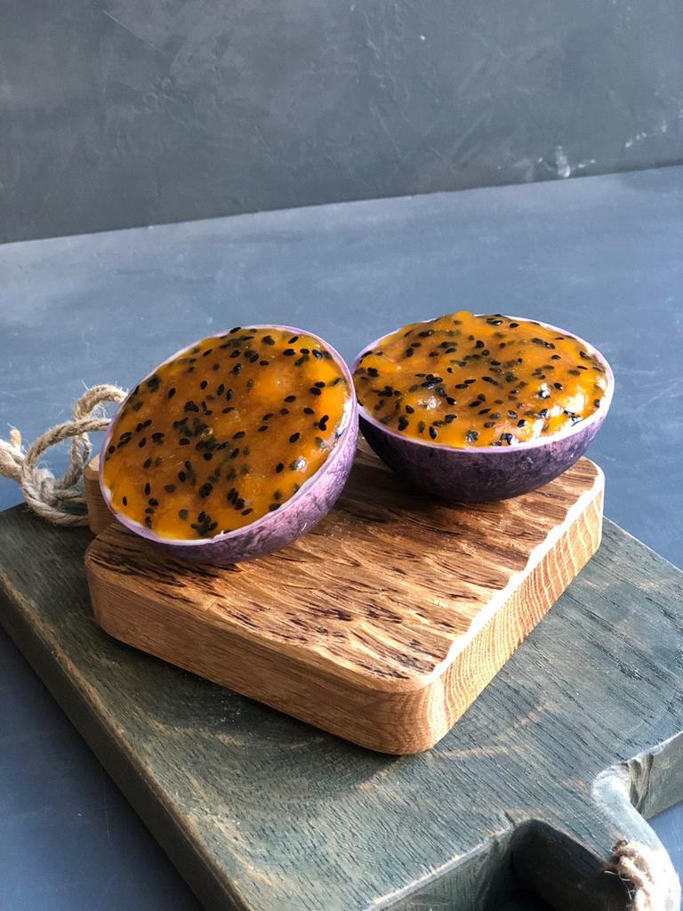 Пирожное в шоколадной сфере