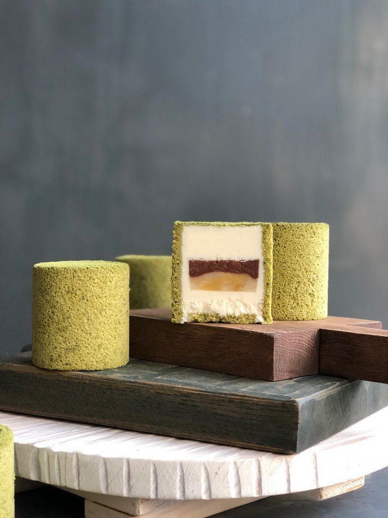 пирожное с чаем матча