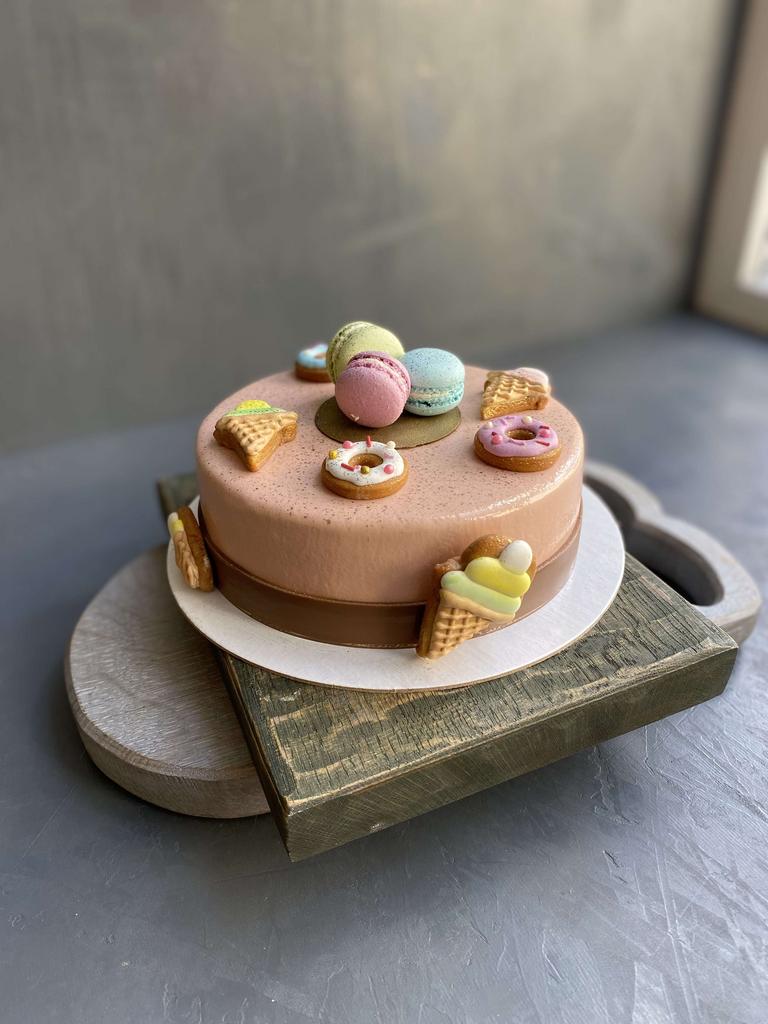 Торт с детским декором