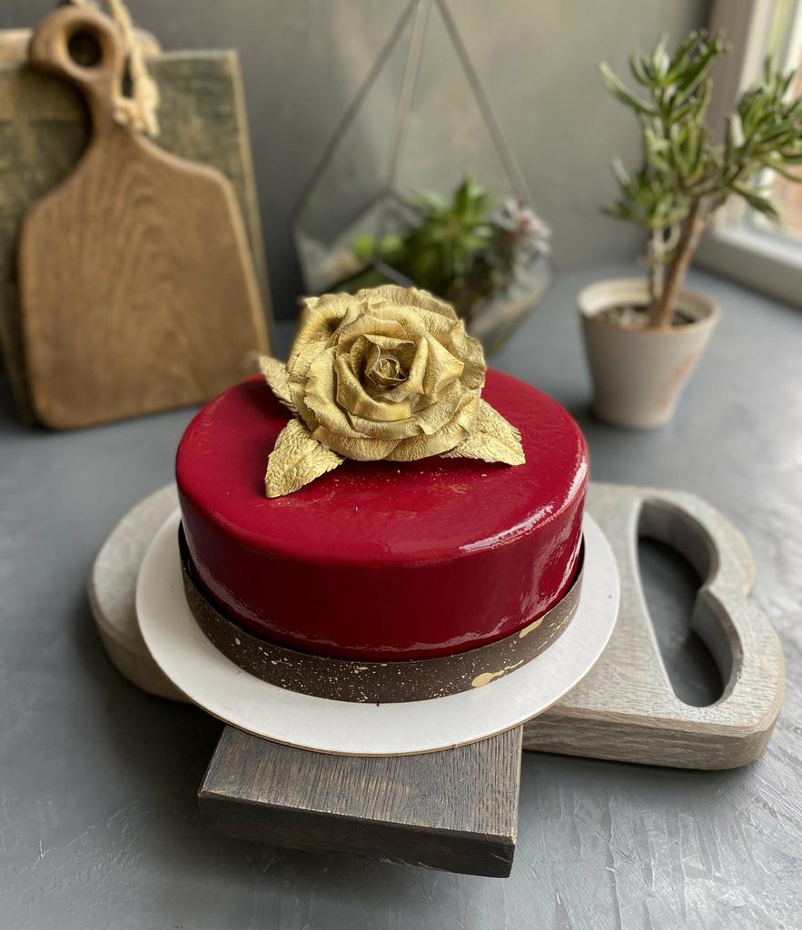 торт с праздничным декором