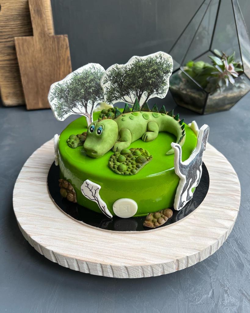 Торт с фигуркой из мастики