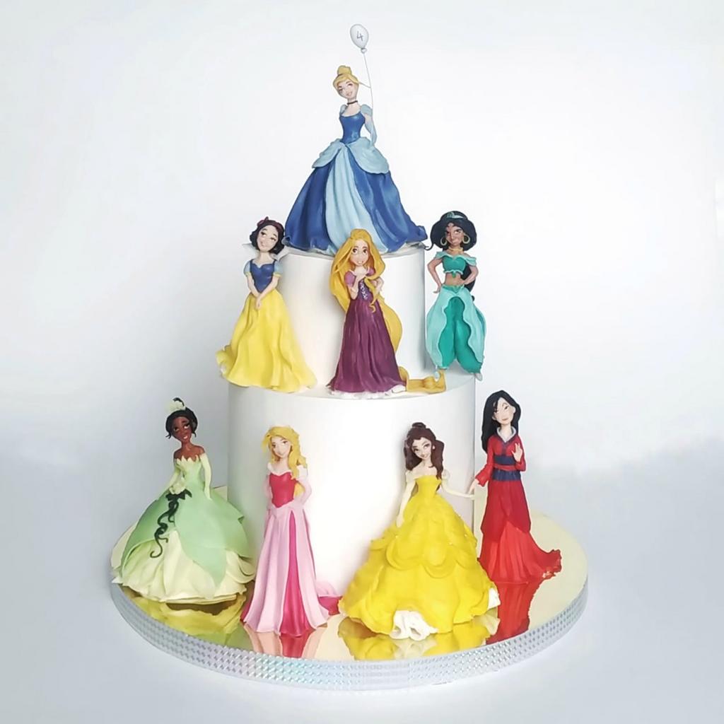 Двухъярусный торт с принцессами