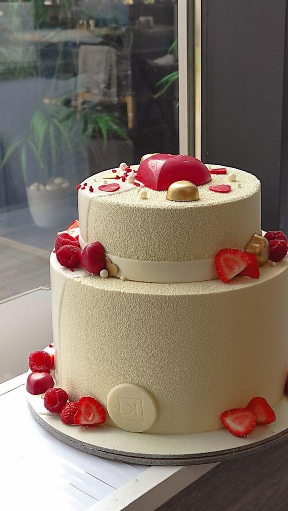 свадебный бело-красный торт Екатеринбург