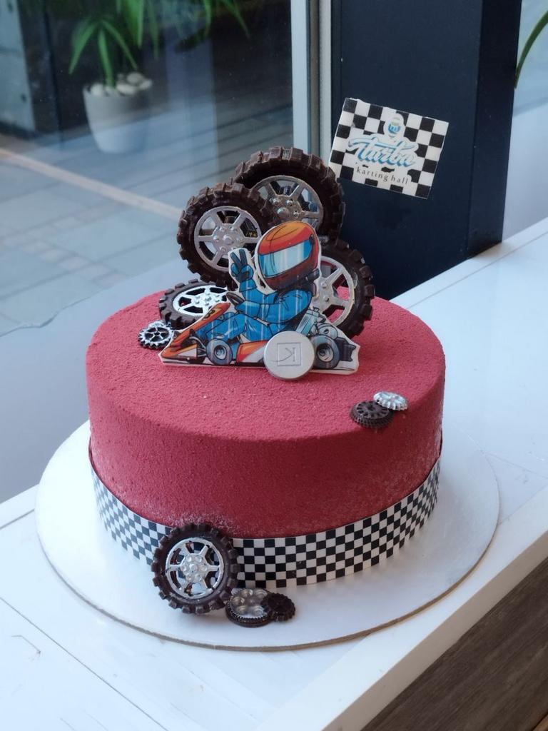 торт для гонщика с колёсами