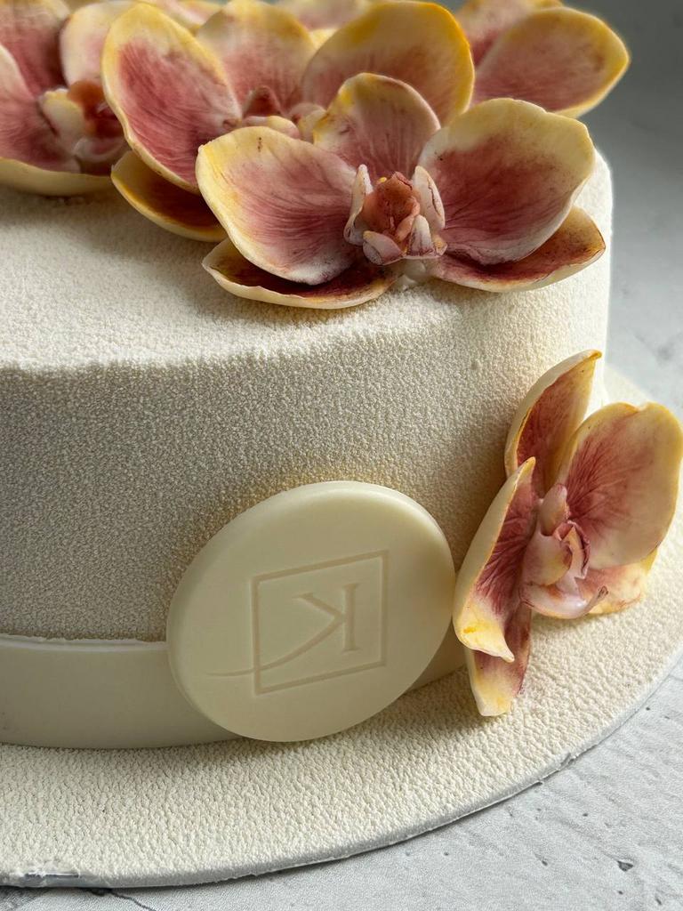 Торт с орхидеями из мастики