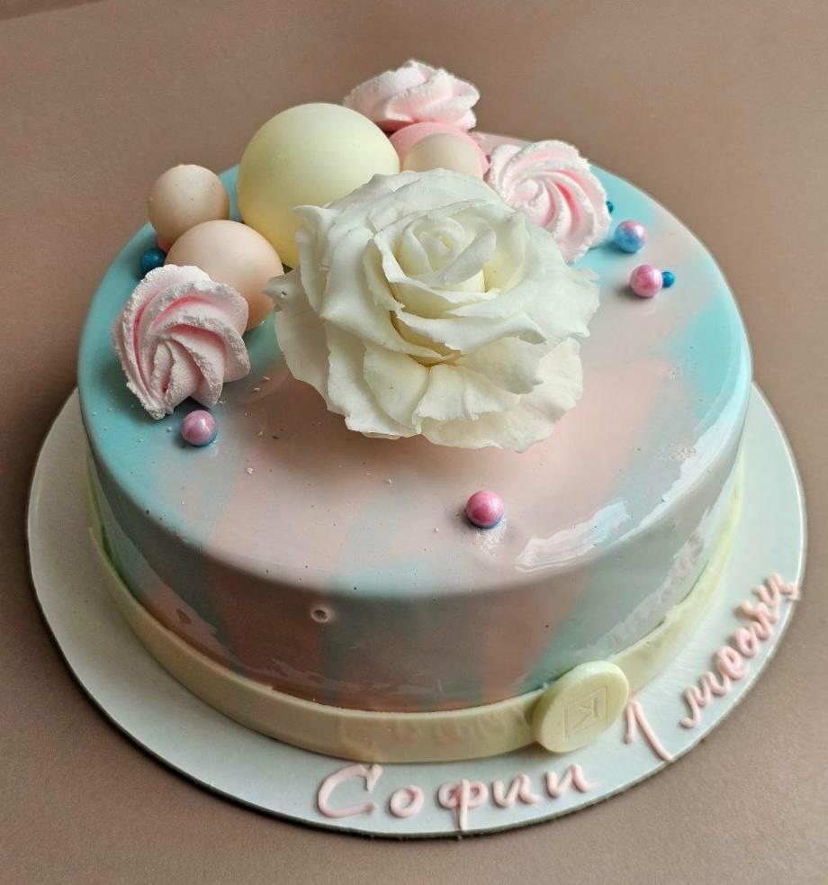 торт с белым цветком