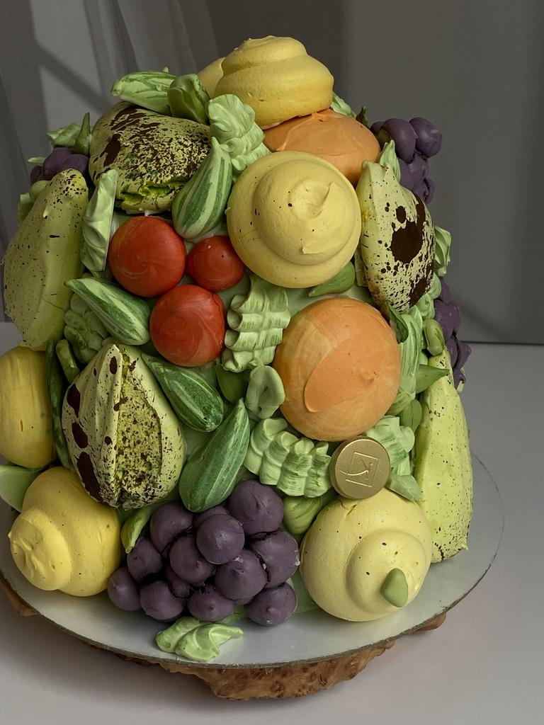 Торт «Август» с декором из безе