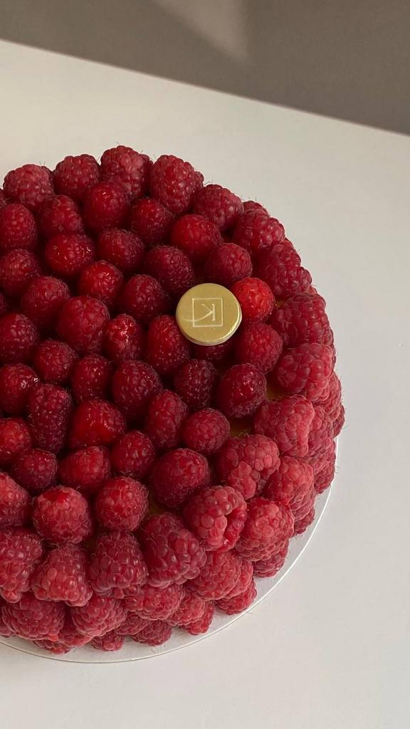 Торт с сезонными ягодами (малина не гарантирована!)