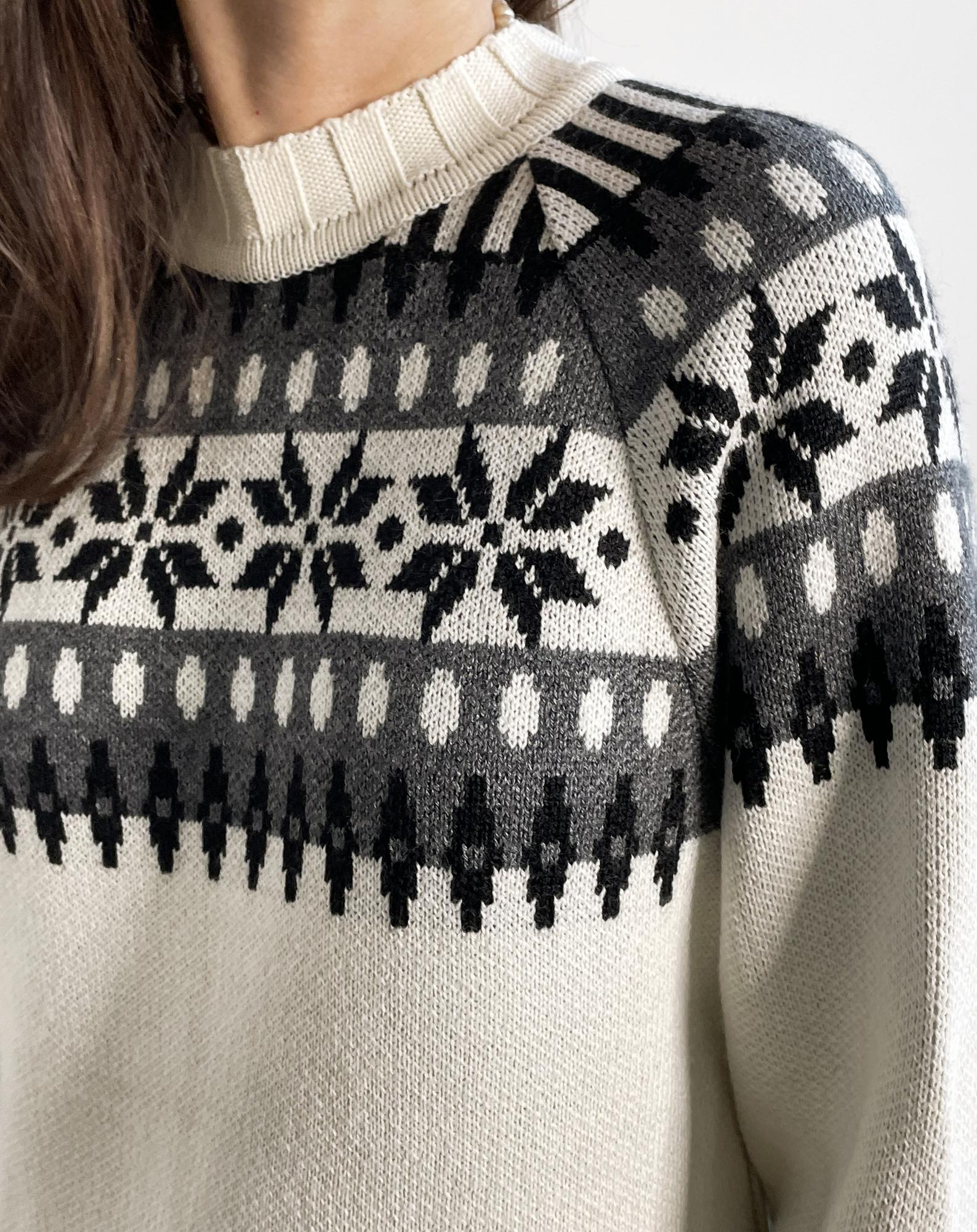 Свитер в скандинавском стиле, цвет белый