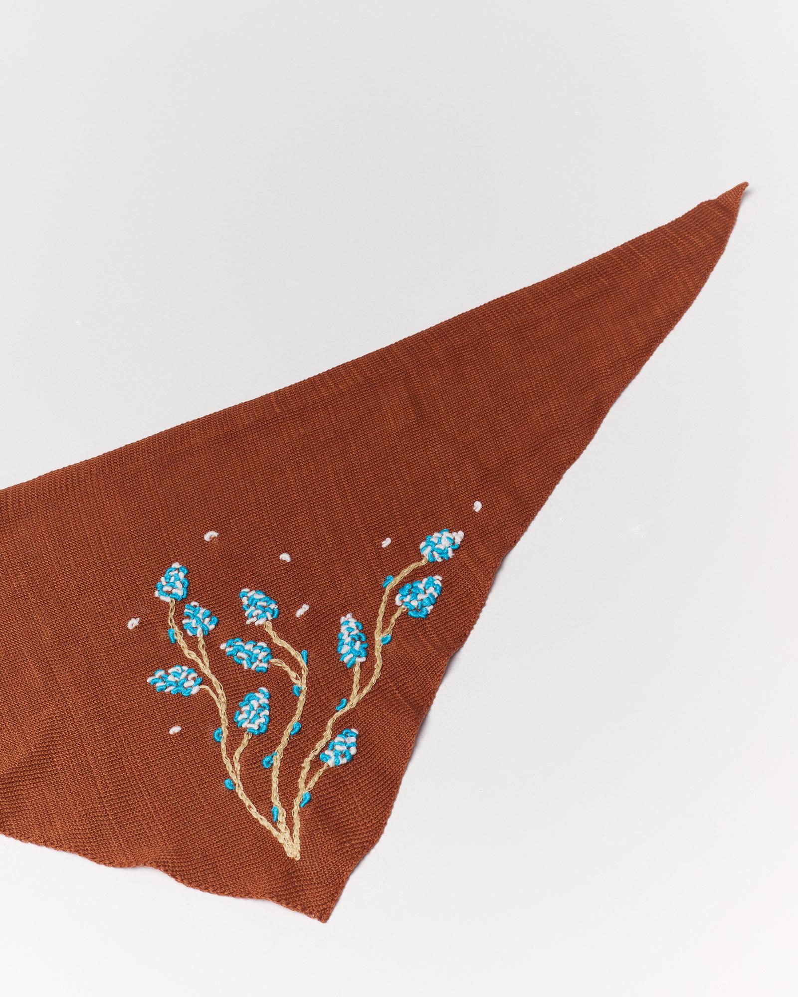 Косынка с ручной вышивкой, цвет терракотовый