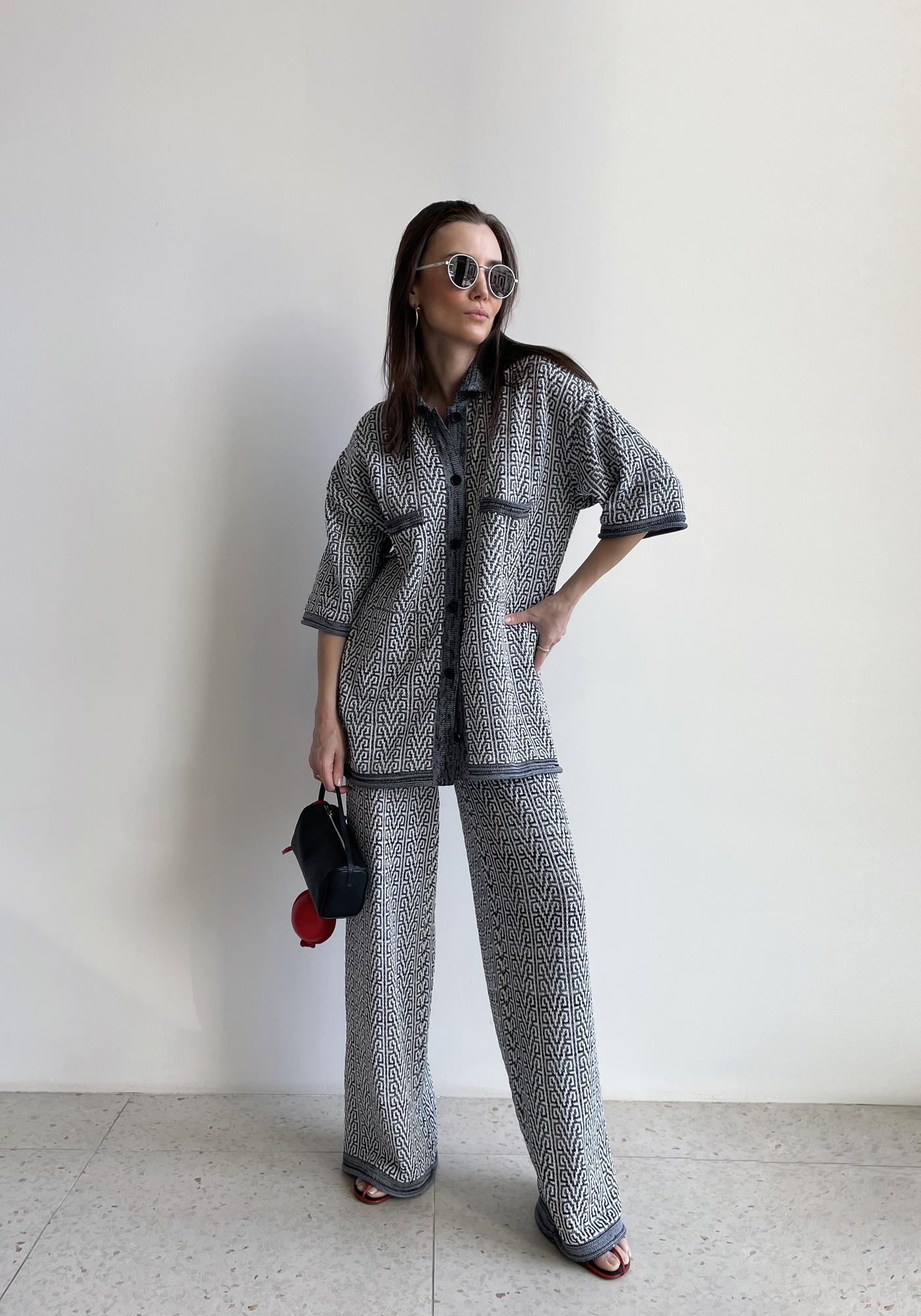 Костюм брючный с рисунком