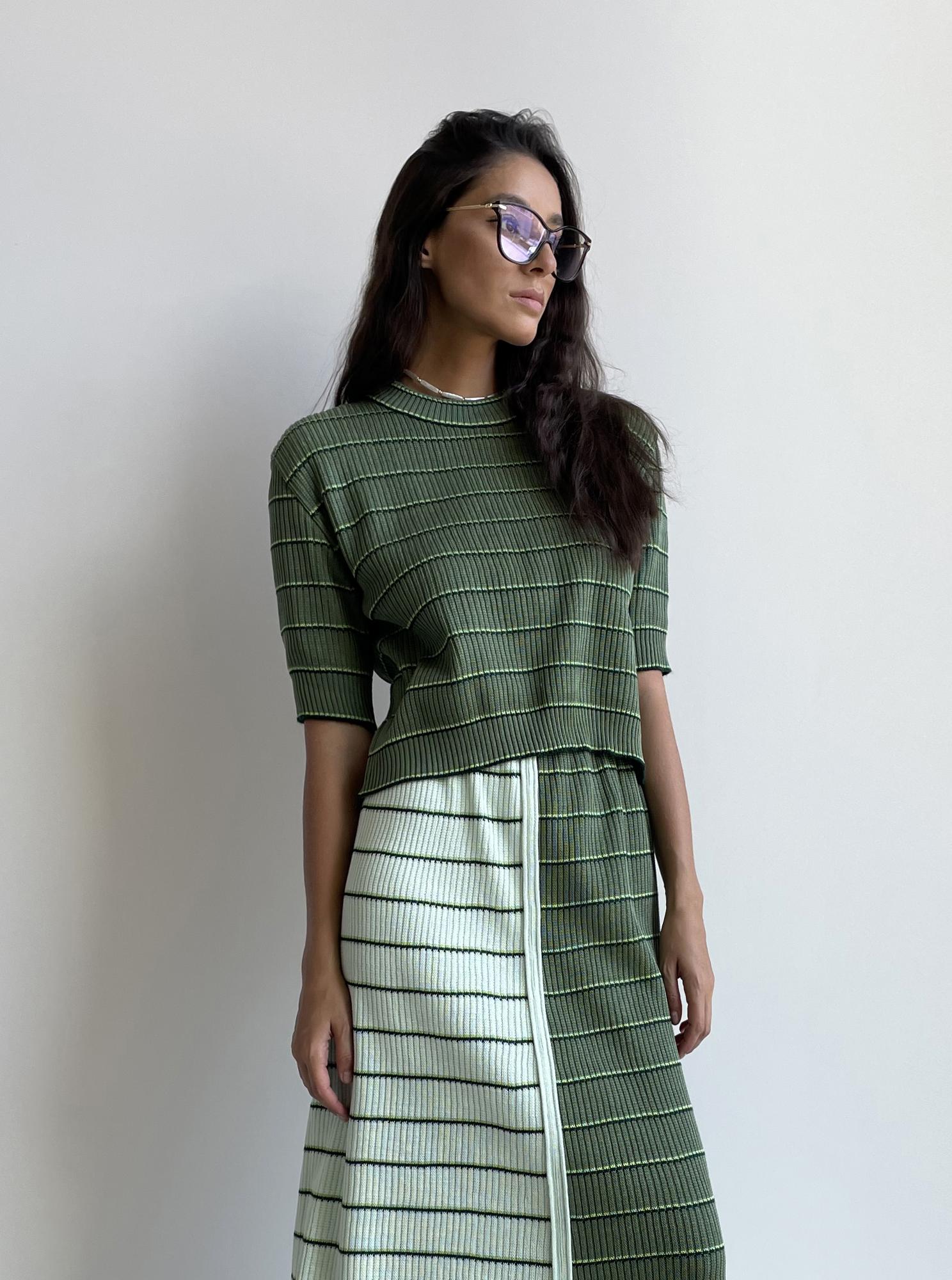 Джемпер с коротким рукавом.