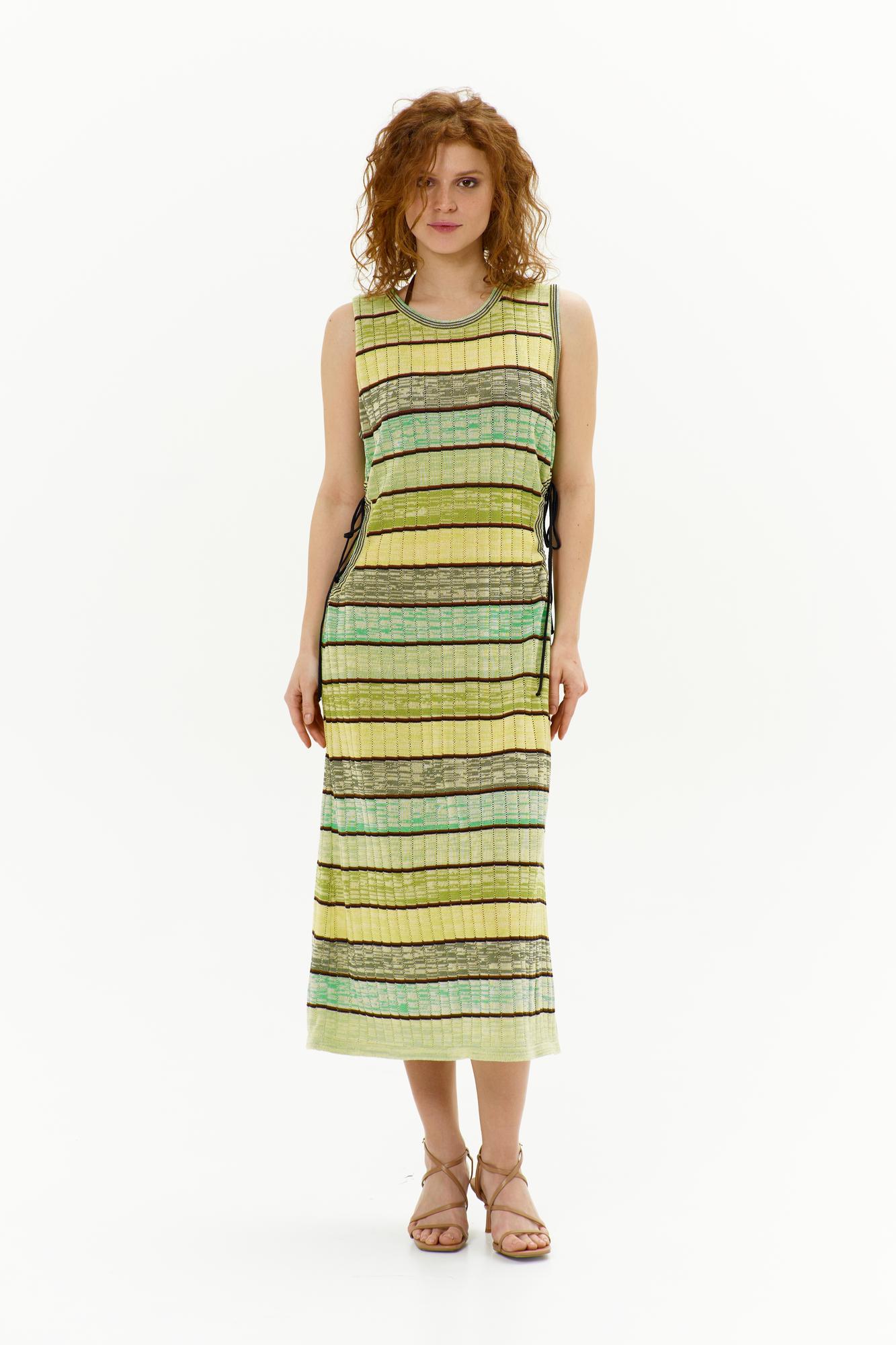 Платье с вырезом на талии, полоска.