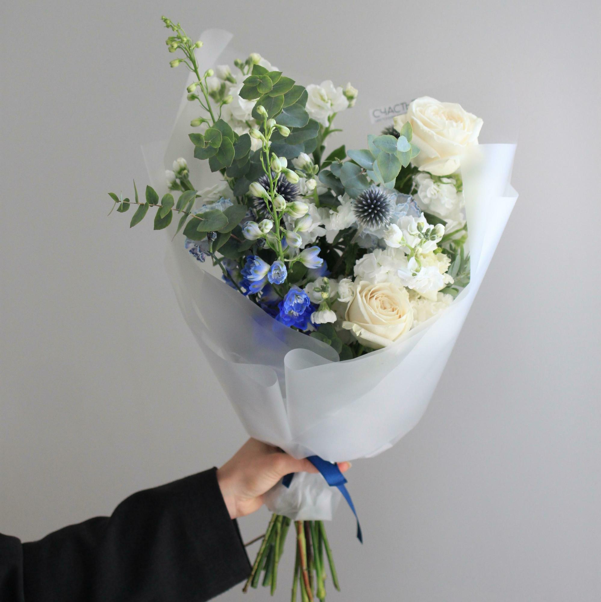 Букет с синими акцентами