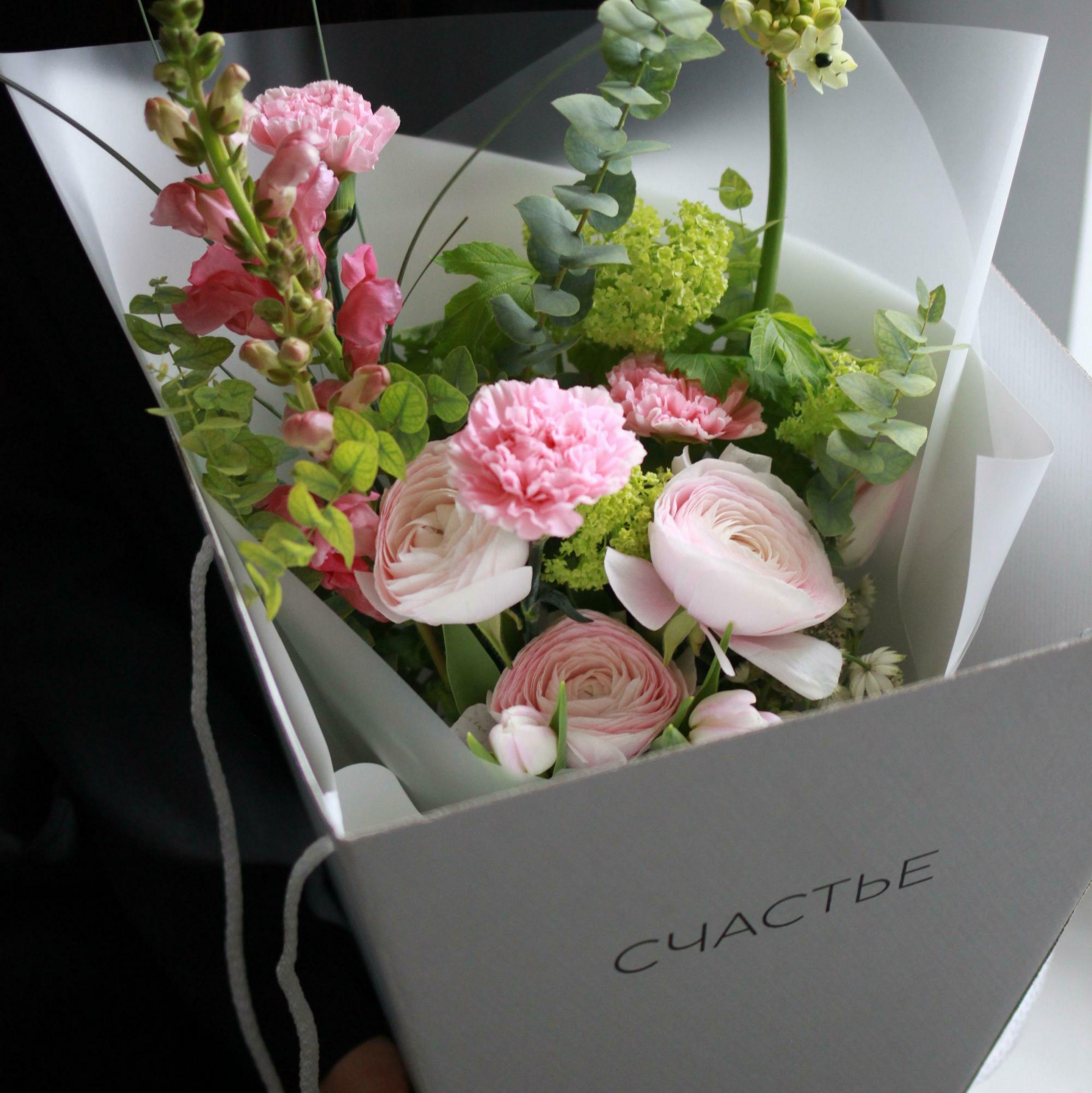 Букет c ранункулусами и тюльпанами