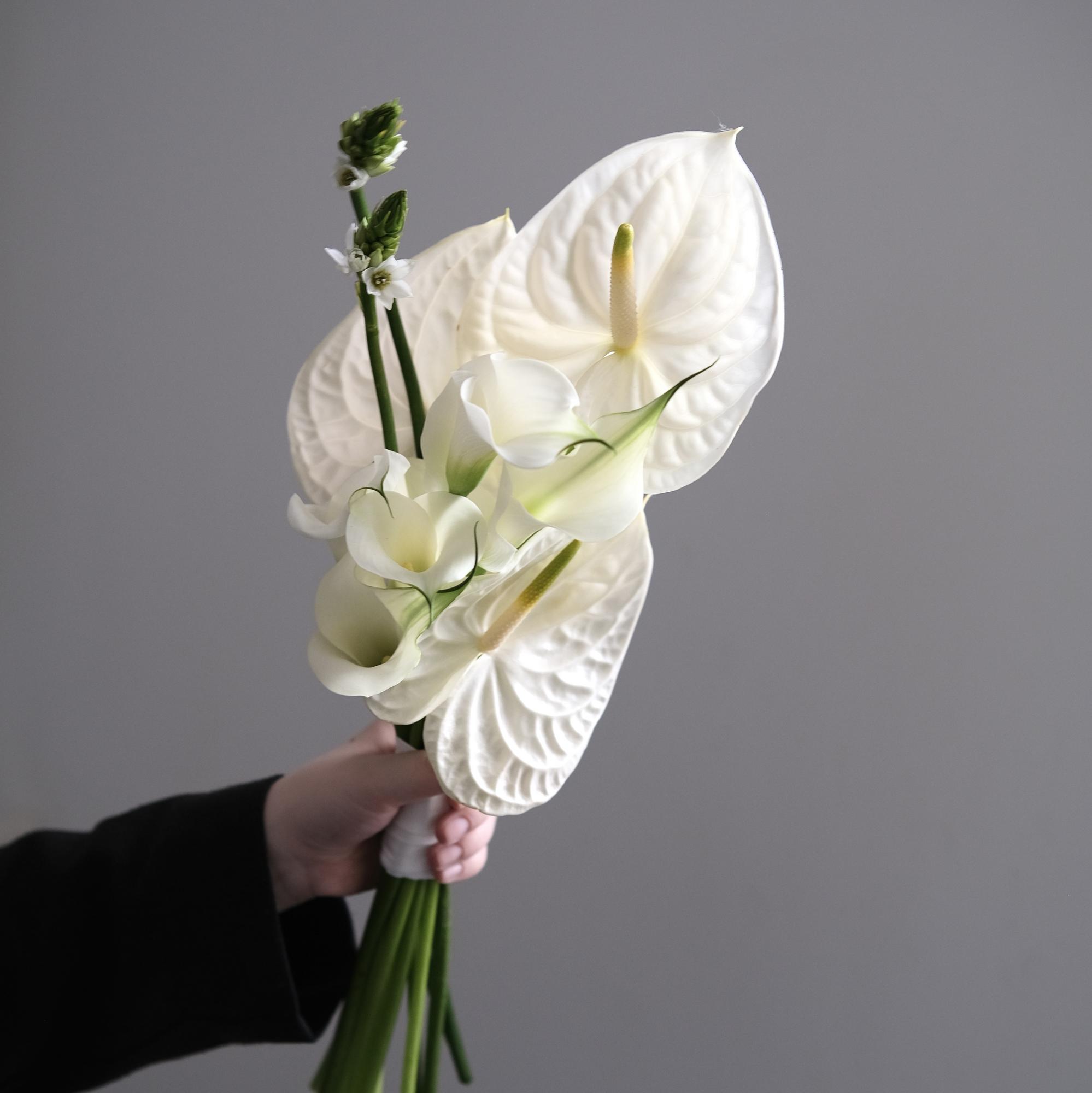 Букет невесты с каллами и антуриумами