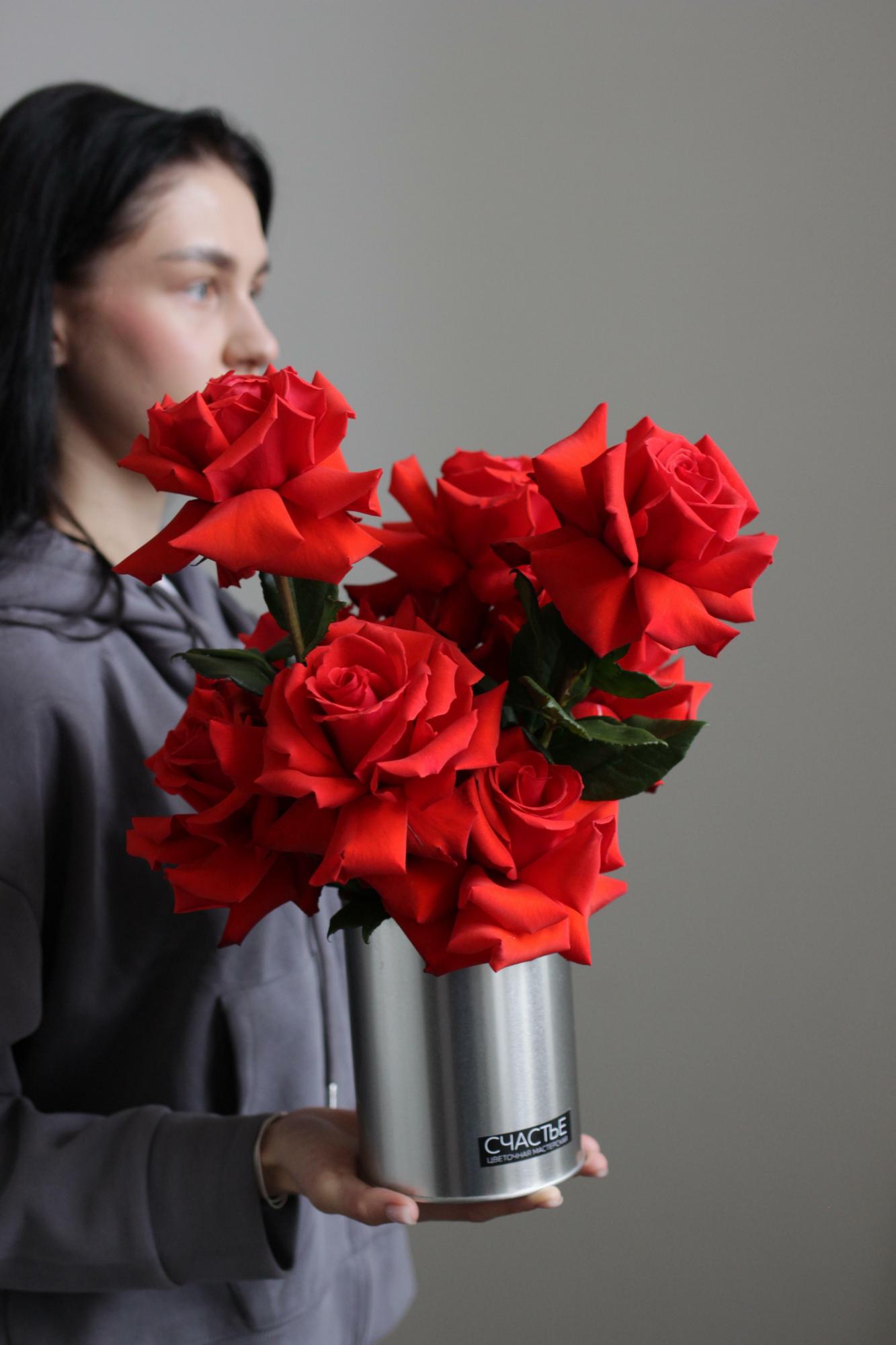 Розы Нина в металлической банке S