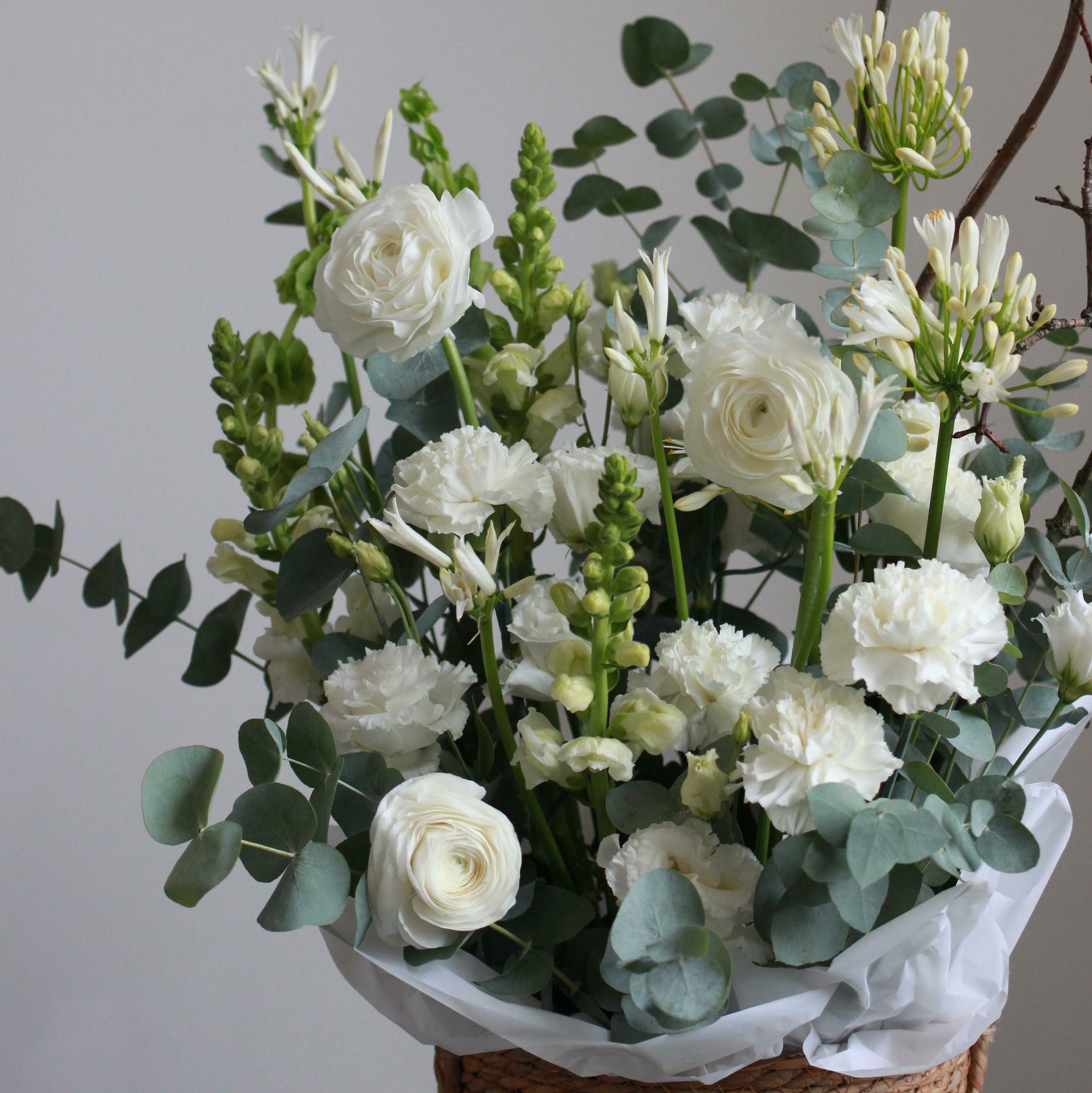 Бело-зеленая композиция в плетеной корзинке