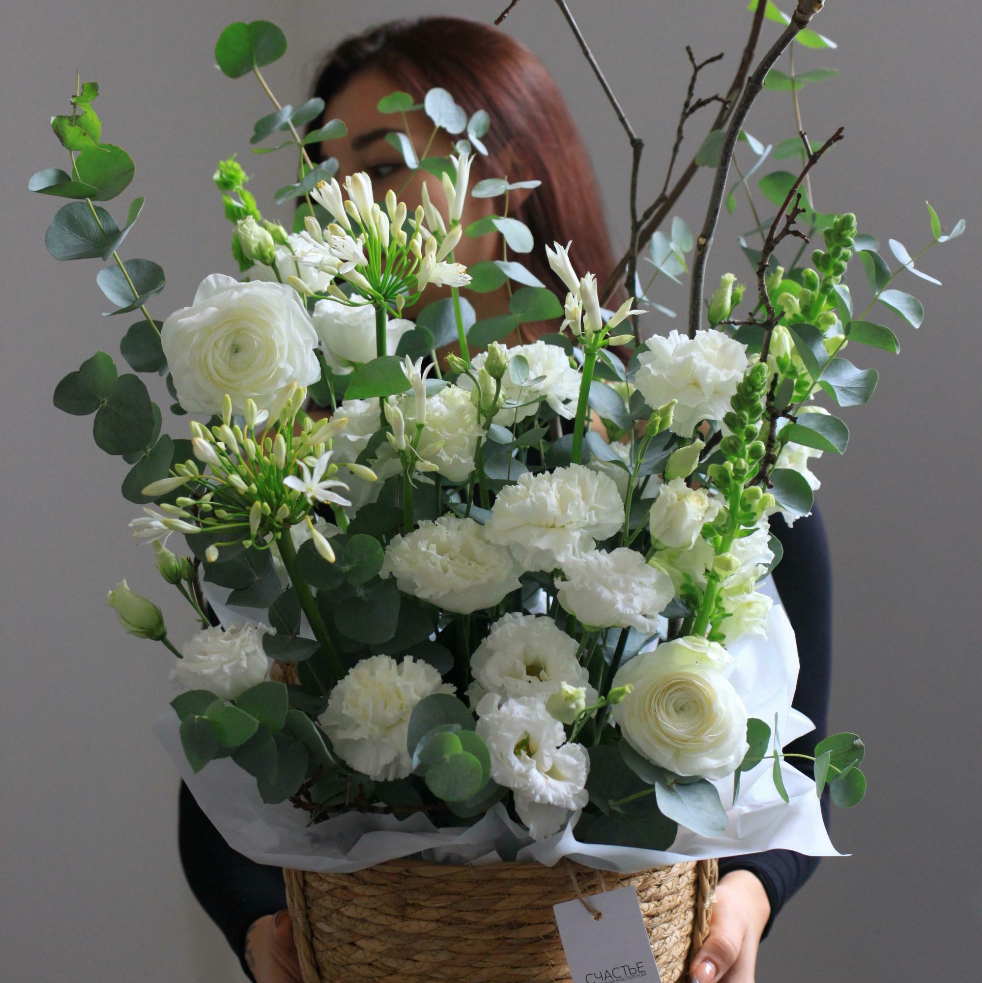 Бело-зеленая композиция в плетеной корзинке