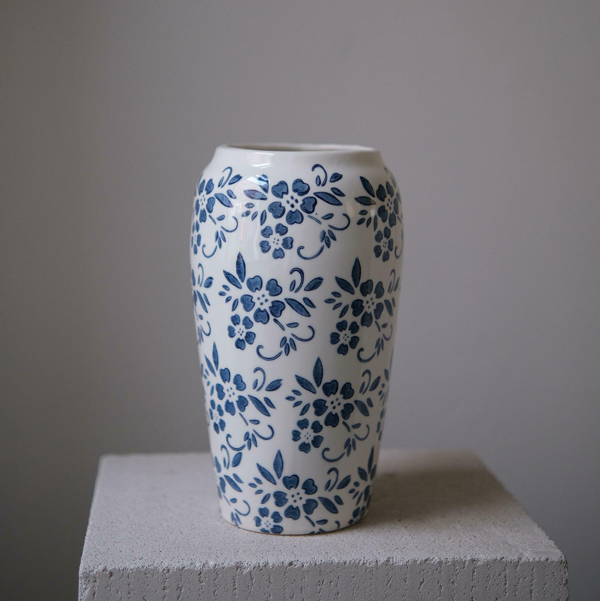 Ваза с синим орнаментом высокая