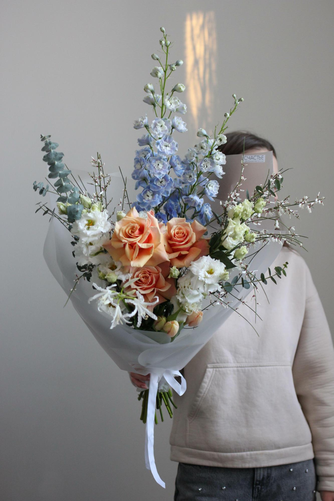 Букет в персиково-голубой гамме