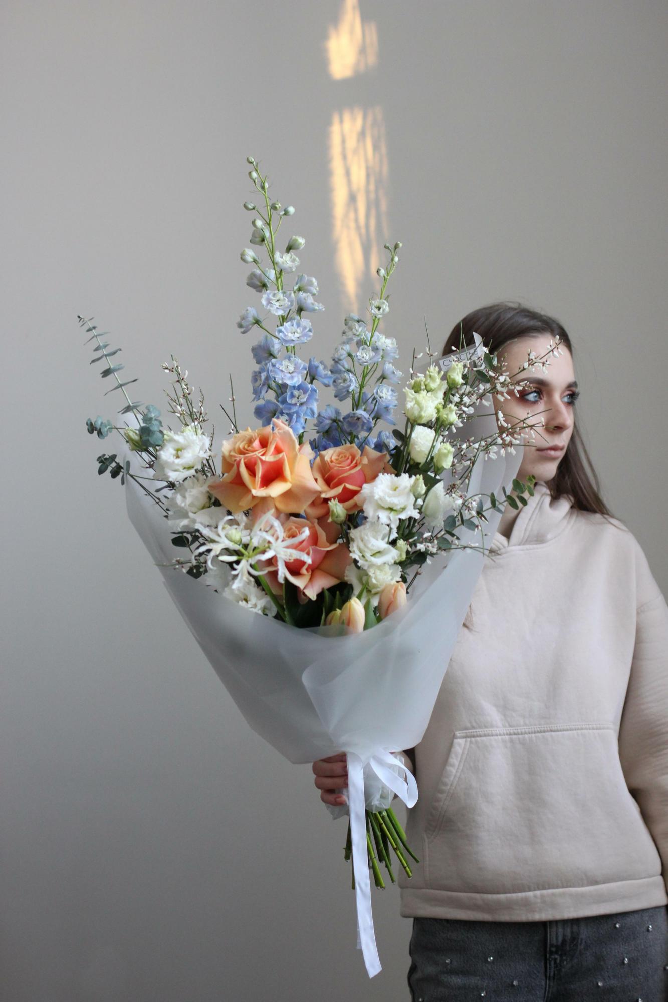 Букет в персиково-голубой гамме