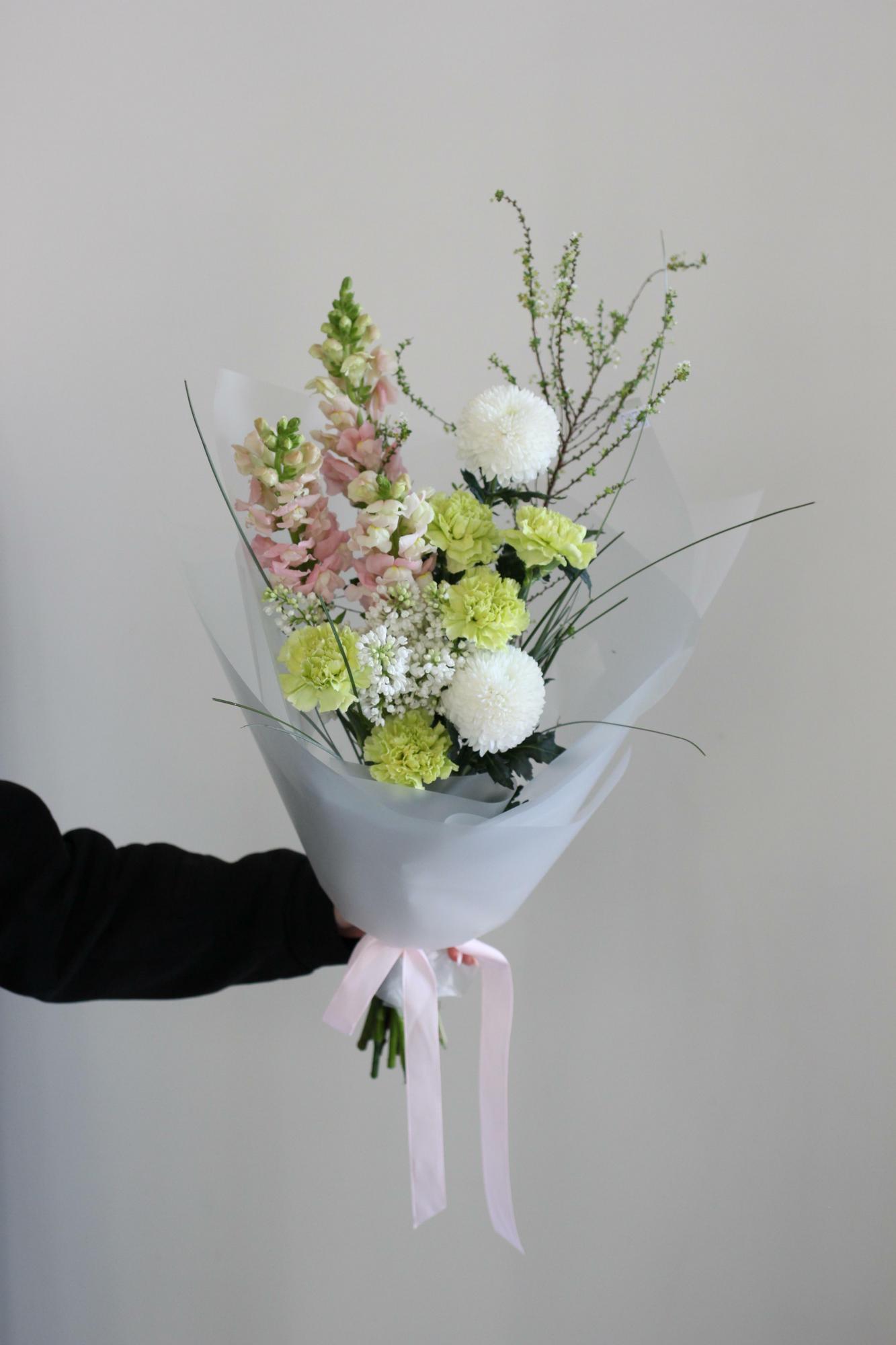 Нежный букет с веточками