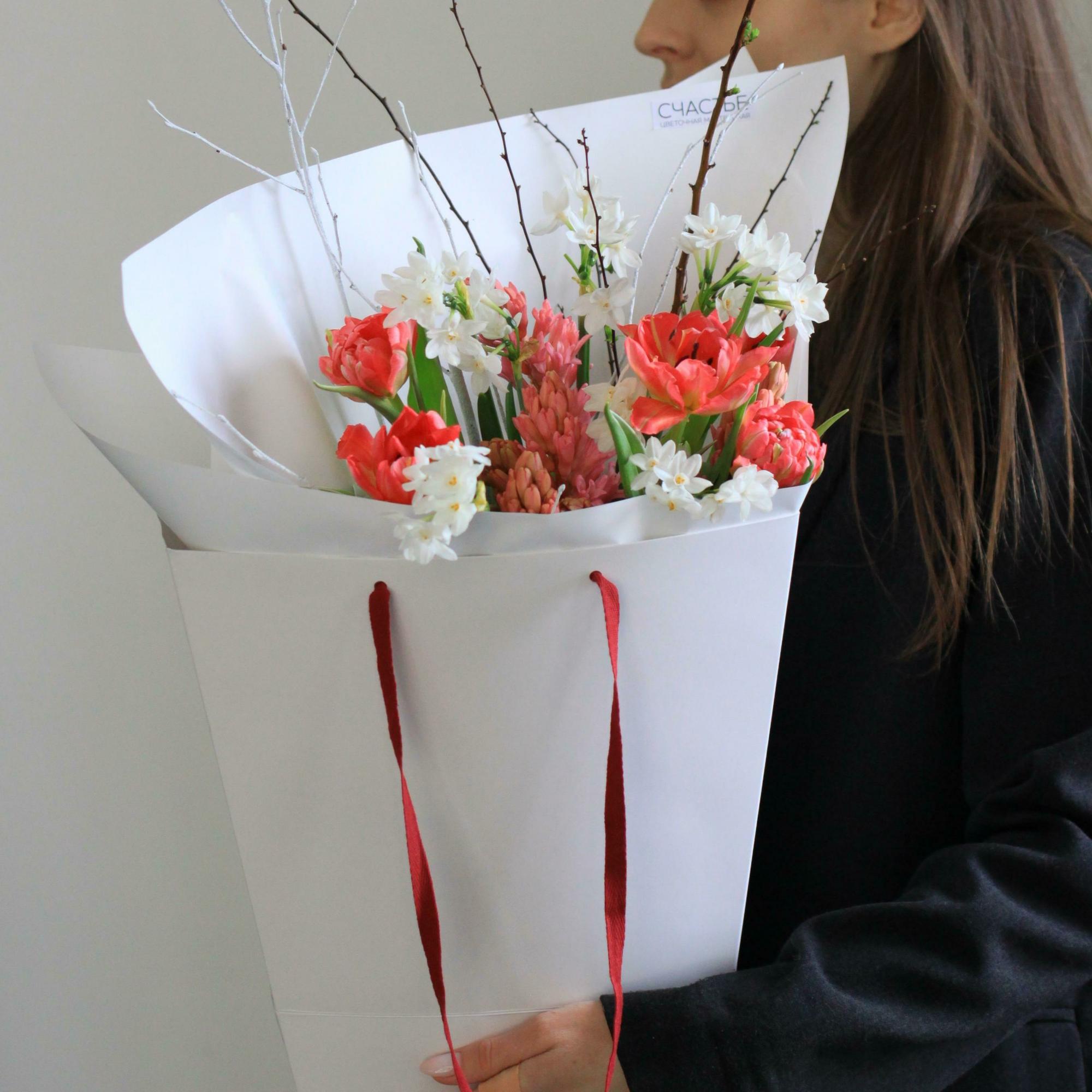 Яркий кулек с гиацинтами